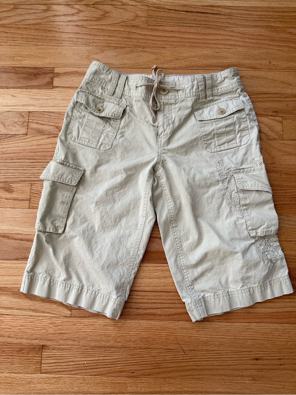Banana Republic Vintage Y2K Embroidered Cream Cargo Shorts 4